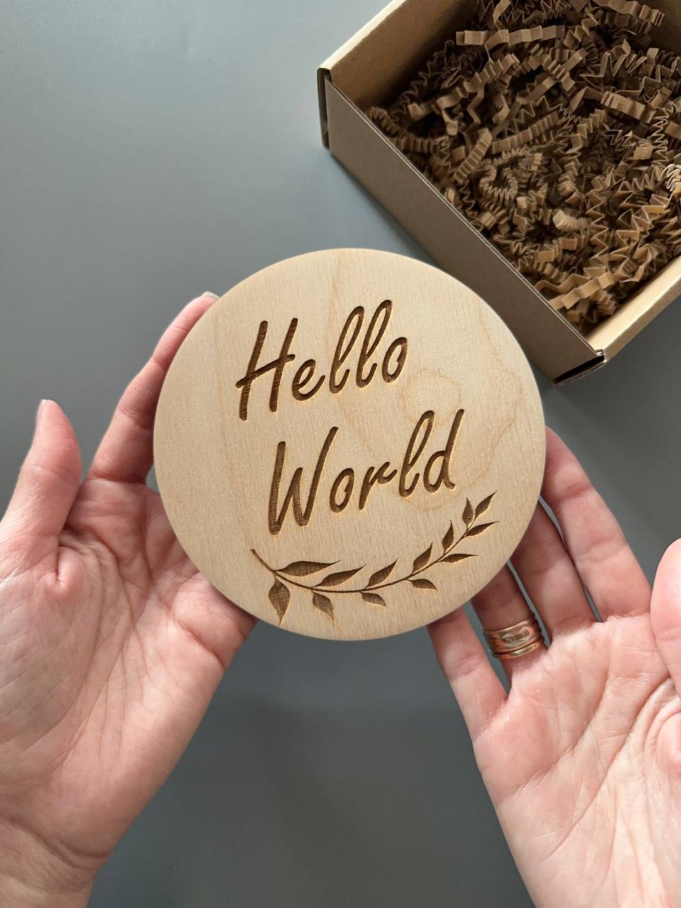 Табличка Hello World 04