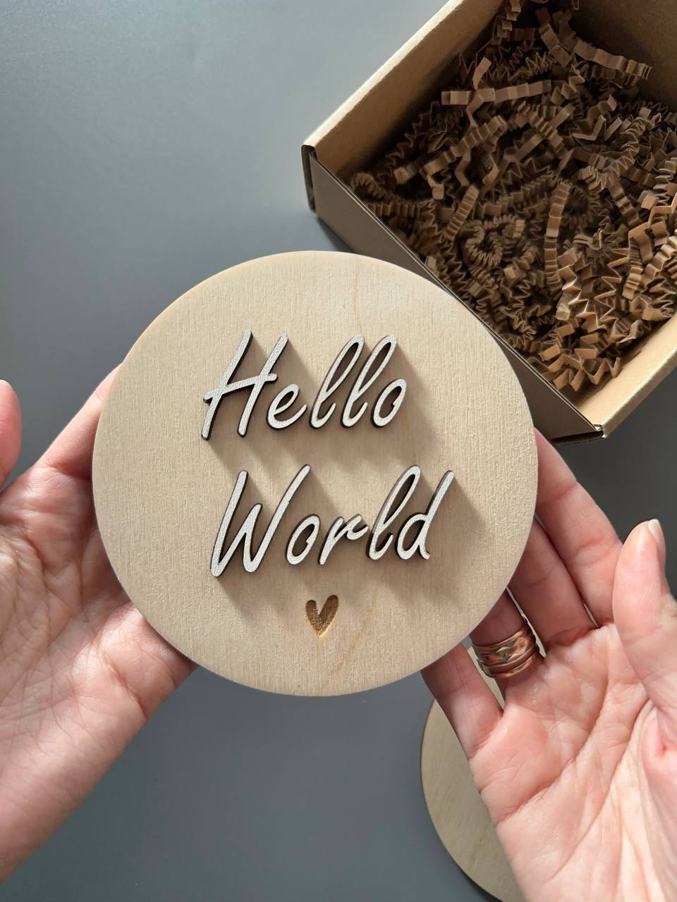Табличка Hello World 05